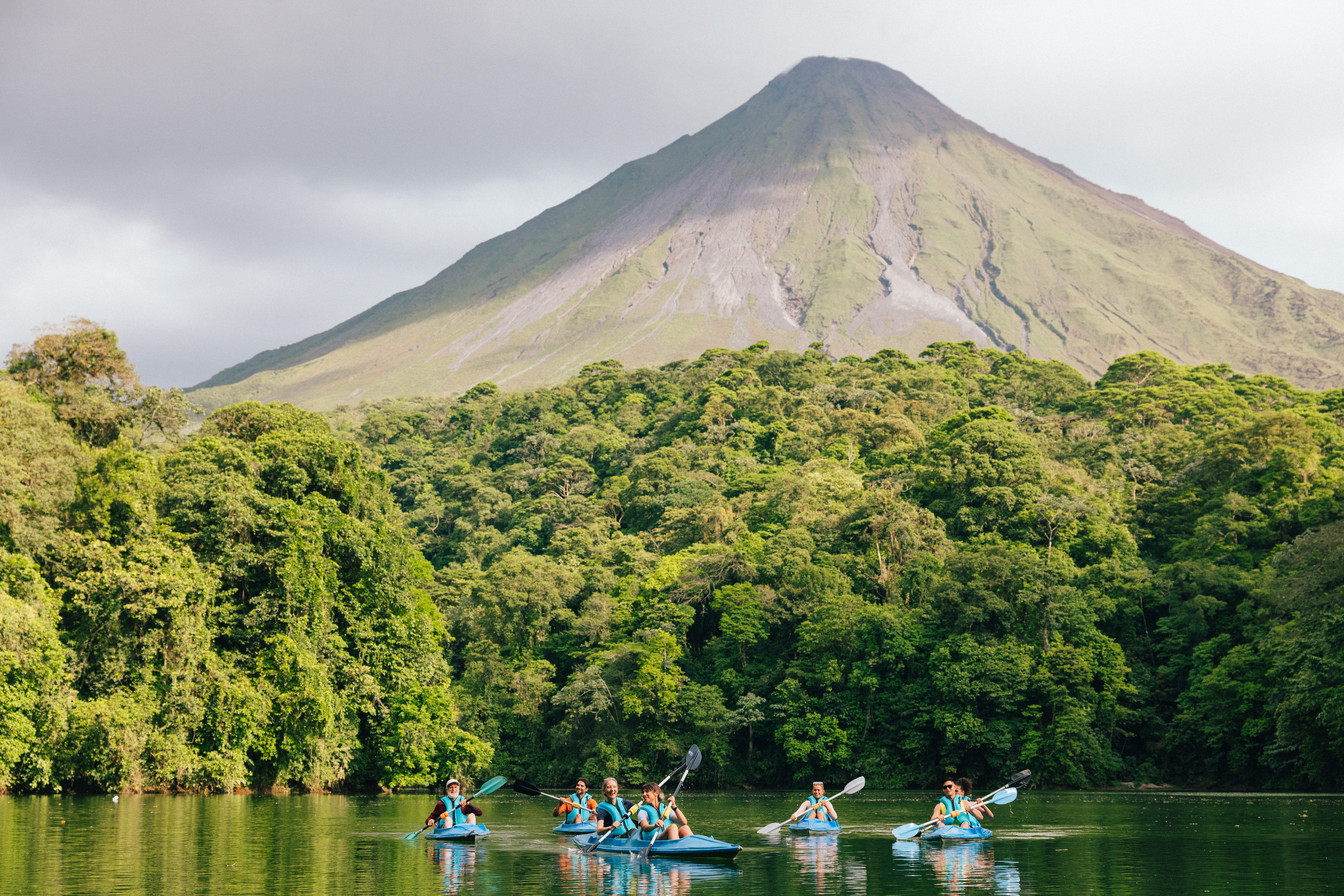 volcano arenal la fortuna kayakers